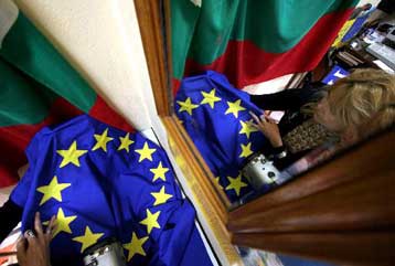 Μπορεί να καθυστερήσει έως το 2008 η ένταξη Βουλγαρίας και Ρουμανίας, λέει η Κομισιόν