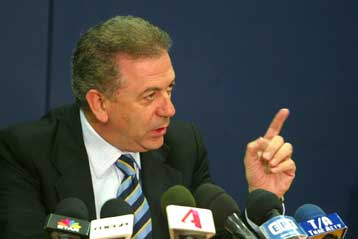 Για διοικητικές τομές στις ΔΥΠΕ κάνει λόγο ο Δημήτρης Αβραμόπουλος