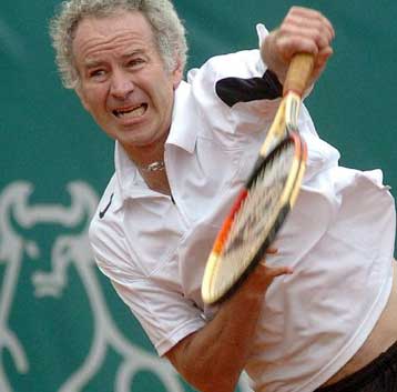 O Τζον ΜακΕνρόου σε αγώνα επίδειξης στην Αθήνα