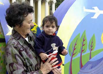 Δεύτερη… μητέρα για τα παιδιά έως δύο ετών η Ελληνίδα γιαγιά