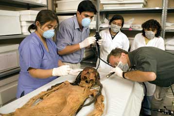 Σπάνια μούμια με τατουάζ και πολύτιμα κοσμήματα ανακαλύφθηκε στο Περού