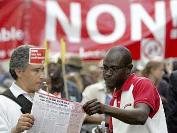 Ηχηρή στήριξη από τη γαλλική Βουλή σε αμφιλεγόμενο νομοσχέδιο για τη μετανάστευση