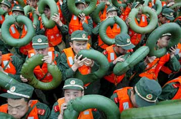 Οκτώ νεκροί, χιλιάδες αποκλεισμένοι και καταστροφές στην Κίνα από τον τυφώνα Τσαντσού