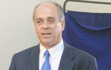 Το ΠΑΣΟΚ «δείχνει» η κυβέρνηση, επιχειρώντας να κλείσει το θέμα Κωστόπουλου