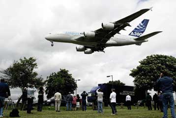 To Airbus A380 προσγειώνεται για πρώτη φορά στη Βρετανία