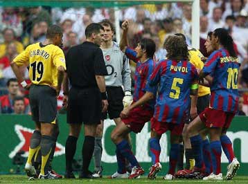 Πανηγυρίζει η Μπαρτσελόνα, γκρινιάζει η Αρσεναλ, παραδέχεται το λάθος του ο Χάουγκε