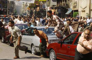 Βίαιη καταστολή διαδηλώσεων στο Κάιρο με ξυλοδαρμούς και μαζικές συλλήψεις