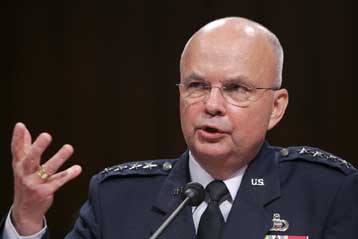 Υπεραμύνεται του προγράμματος παρακολούθησης τηλεφώνων ο Μ.Χέιντεν