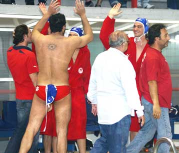 Το παρδαλό κατσίκι, η γελαστή αγελάδα και η επτάψυχη γάτα σε μια πισίνα!