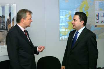 Νέα έκκληση Ρεν στην Τουρκία για επέκταση της Τελωνειακής Ένωσης