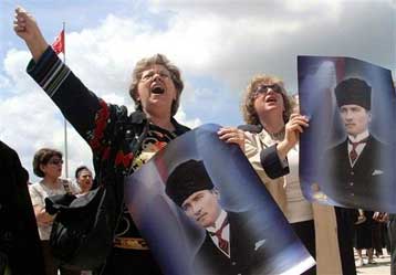 Σε σύγκρουση κεμαλιστών-ισλαμιστών οδηγεί η επίθεση κατά δικαστικών στην Τουρκία