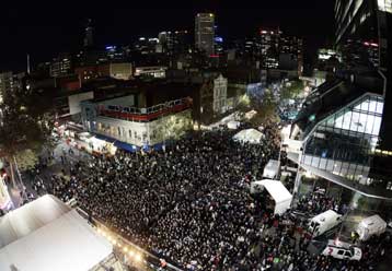 Χιλιάδες ομογενείς σε… παράσταση με πρωταγωνιστές τους διεθνείς
