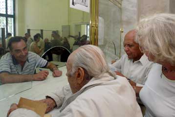 Καταβάλλεται τη Δευτέρα το νέο ΕΚΑΣ μαζί με τα αναδρομικά