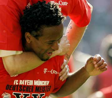 Επιβεβαιώνει την πρόταση του Ολυμπιακού ο Ζε Ρομπέρτο, θέλει να μείνει ο Τουρέ