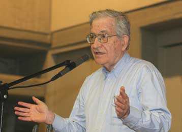 Ο Νόαμ Τσόμσκι στο Ηράκλειο Κρήτης γα το 1ο Παγκόσμιο Φιλοσοφικό Συνέδριο
