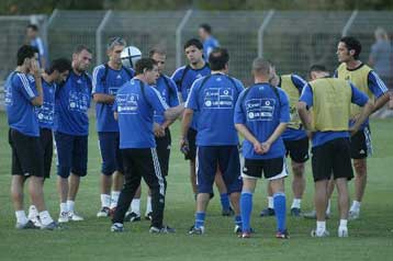 Τρία εκατ. ευρώ για την πρόκριση στα τελικά του Euro 2008 ζητούν οι Έλληνες διεθνείς