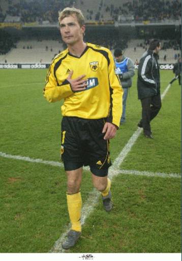 Όχι απλώς να μείνει αλλά και να εδραιωθεί στην ΑΕΚ θέλει ο Βιενγλίνσκι