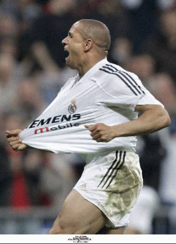 Ο Ρομπέρτο Κάρλος επιβεβαίωσε την πρόταση της Τσέλσι για τριετές συμβόλαιο