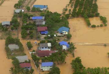 Τουλάχιστον 43 νεκροί και 50 αγνοούμενοι από τις πλημμύρες στην Ταϊλάνδη