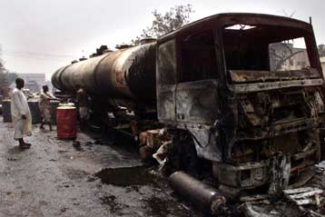 Έκρηξη βυτιοφόρου προκαλεί 35 νεκρούς στην Μπενίν