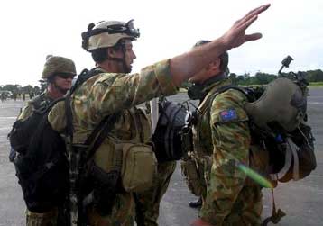 Εν μέσω σφοδρών συγκρούσεων η άφιξη ξένων ειρηνευτικών δυνάμεων στο Ανατολικό Τιμόρ