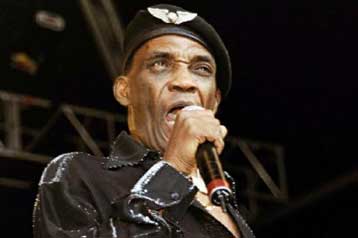 Πέθανε ο θρυλικός ερμηνευτής της ρέγκε Ντέσμοντ Ντέκερ