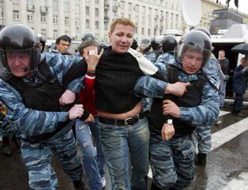 Επεισοδιακή διαδήλωση ομοφυλοφίλων στο κέντρο της Μόσχας