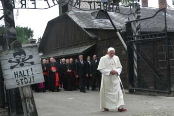 «Πώς επέτρεψε ο Θεός το Ολοκαύτωμα;» διερωτάται από το Αουσβιτς ο Πάπας