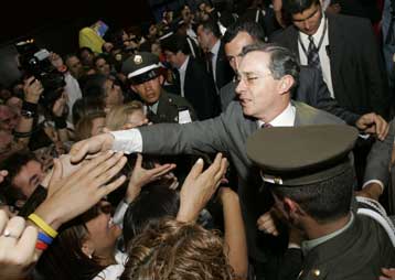 Ανετη επανεκλογή Ουρίμπε στην προεδρία της Κολομβίας από τον πρώτο γύρο