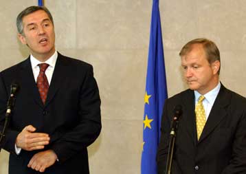 Δεν υπάρχουν «συντομεύσεις» στο δρόμο προς την ΕΕ, λέει στο Μαυροβούνιο ο Ρεν