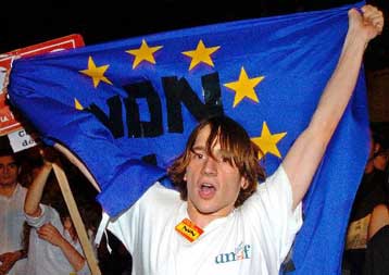 Αποδυναμωμένοι εντός της ΕΕ νοιώθουν οι Γάλλοι ένα χρόνο μετά το «όχι» στο Σύνταγμα