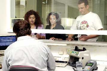 Πλαστές φορολογικές δηλώσεις και βεβαιώσεις αποδοχών στις εφορίες