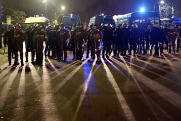 Βίαια επεισόδια ξέσπασαν τη νύχτα σε υποβαθμισμένα προάστεια του Παρισιού