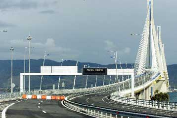 Επιμένει η κατασκευάστρια εταιρεία για χτύπημα κεραυνού στη γέφυρα Ρίου-Αντιρρίου