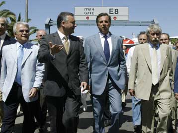 Κλιματιζόμενες τέντες και αερογέφυρα στο λιμάνι του Πειραιά