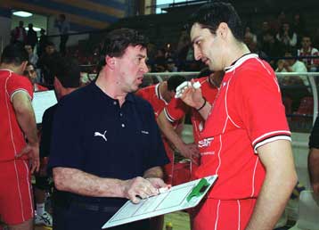 Κουμπλή στον πάγκο και έξι παίκτες εντός γηπέδου ανακοίνωσε ο Ολυμπιακός