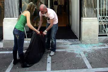 Κραυγή αγωνίας από τους εμπόρους της Αθήνας για τις ζημιές κατά τις διαδηλώσεις