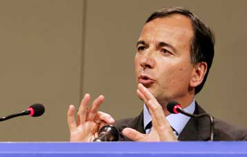 Η Κομισιόν προσπαθεί να «σώσει» τη συμφωνία για διαβίβαση δεδομένων επιβατών στις ΗΠΑ