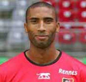 Ήλθε ο Ουαντού και υπογράφει στον Ολυμπιακό, που θέλει σέντερ μπακ μεγάλης κλάσης