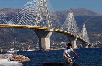 Διαψεύδεται ενδεχόμενο να κλείσει για έλεγχο η γέφυρα Pίου – Aντιρρίου