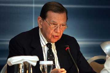 Η κυβέρνηση έχει εμπιστοσύνη στον πρόεδρο των ΕΛΠΕ, λέει ο Θ.Ρουσόπουλος