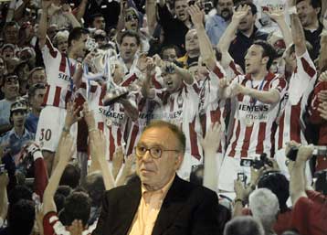 Διαπραγματεύεται με κεντρικό αμυντικό, αλλά δεν αποκαλύπτει το όνομά του ο Ολυμπιακός