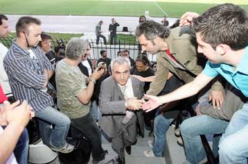 Κορυφώνεται η αγωνία για τον ΠΑΟΚ, αναμένεται η άφιξη του Ιβάν Σαββίδη