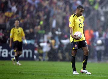 Περίπτωση τιμωρίας της Αρσεναλ για προσπάθεια αγοράς της Μπέβερεν εξετάζει η FIFA