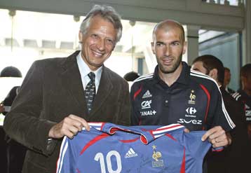 Ένα χρόνο στην πρωθυπουργία της Γαλλίας έκλεισε ο Ντε Βιλπέν με δημοτικότητα 17%