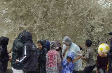 Εκατό νεκροί και εκατοντάδες τραυματίες από τους μουσώνες που πλήττουν την Ινδία