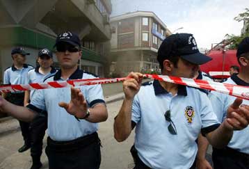 Δεκατέσσερις τραυματίες από μικρής ισχύος βόμβα στη νότια Τουρκία