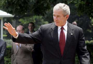 Σε συνταγματική απαγόρευση του γάμου ομοφυλόφιλων καλεί ο Μπους