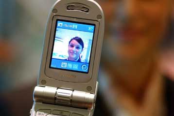 Οθόνη για κινητά τηλέφωνα προσφέρει απεικόνιση σε τρεις διαστάσεις