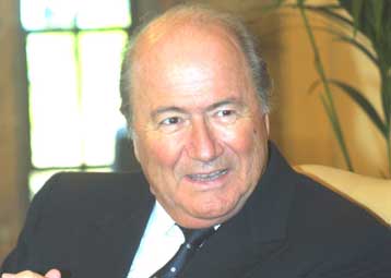 Προστατεύστε τους παίκτες από το αντιαθλητικό παιχνίδι, λέει ο Μπλάτερ στους διαιτητές